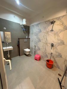 une salle de bains avec toilettes et lavabo dans l'établissement Mangal Uday Villa, à Jaipur