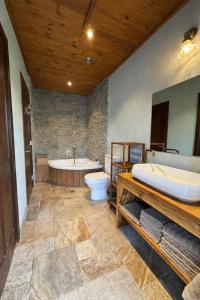 un ampio bagno con vasca e WC di Villa Gshur a Eli Ad Altre 17 foto