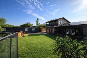 un cortile con recinzione e una casa di Villa Gshur a Eli Ad