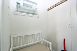 a room with a crib and a mirror on the wall at Syltrose in Hörnum