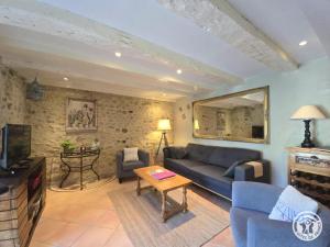 TV a/nebo společenská místnost v ubytování Gîte en Périgord avec jardin clos et cheminée - FR-1-616-232