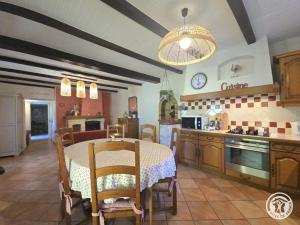 Kuchyň nebo kuchyňský kout v ubytování Gîte en Périgord avec jardin clos et cheminée - FR-1-616-232