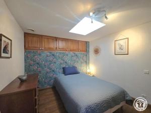 Postel nebo postele na pokoji v ubytování Gîte en Périgord avec jardin clos et cheminée - FR-1-616-232