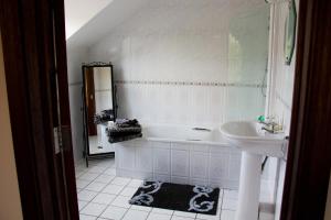 un bagno con una vasca bianca e un lavandino di Murray's Mountain View a Castlemaine