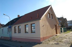ein kleines Gebäude am Straßenrand in der Unterkunft Wendstraße 10, Ferienhaushälfte in Heiligenhafen + 4 Fotos