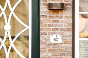 eine Tür mit einem Minutenmax-Schild darauf in der Unterkunft Reethüs Maj - links in Utersum