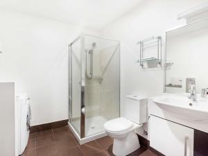 een badkamer met een douche, een toilet en een wastafel bij Mantra One Sandy Bay Road in Hobart +75 foto's