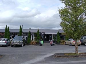 Billede fra billedgalleriet på Three Furlongs Bar-Grill-Hotel i Kaiwaka