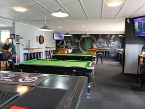 Billardbord på Three Furlongs Bar-Grill-Hotel