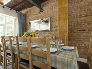 een eetkamer met een tafel en stoelen bij Church View - Ukc2302 in Wainfleet All Saints
