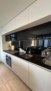 een keuken met een spoelbak en een aanrechtblad bij Ayla Golf Luxury Chalet in Aqaba