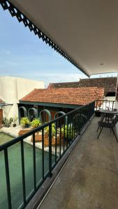 een balkon van een huis met een zwembad bij Agung Guest House by RF in Timuran
