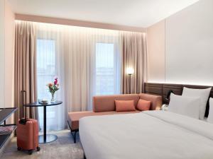 En eller flere senge i et værelse på Novotel Hamburg Central Station + 130 billeder