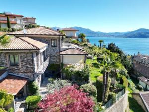 een huis met uitzicht op het water bij Stay near Lake with Panoramic Views in Oggebbio