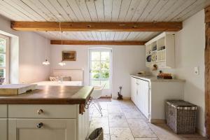 een keuken met een wastafel en een bad bij Haus Augenblick in Utersum