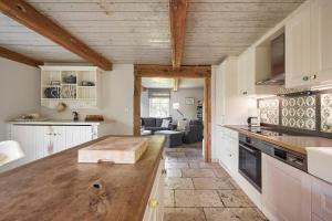 een keuken met aanrechtblad en een woonkamer bij Haus Augenblick in Utersum +20 foto's