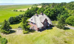 una vista aerea di una grande casa in un campo di Hausteil Tornerose a Witsum Altre 12 foto