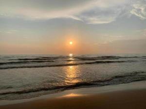 - un coucher de soleil sur une plage donnant sur l'océan dans l'établissement Alluring Apartment in Bergen with Terrace, Garden and BBQ, à Bergen