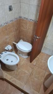 une salle de bains avec toilettes et lavabo dans l'établissement Departamento Villa Libertad, à Leandro N. Alem 21 autres photos