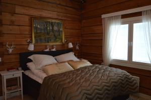 a bedroom with a bed in a log cabin at Toranda Merilinna in Tornio