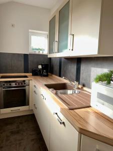 Kuchyň nebo kuchyňský kout v ubytování Ferienhaus Sonnenschein - ABC237