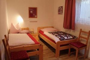 two twin beds in a room with a window at Am Hang - ABC163 - nur Feriengäste! in Pinnow
