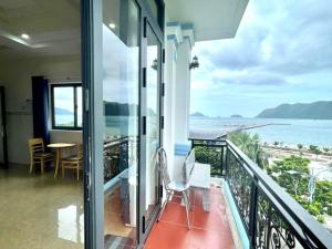 a balcony with a view of the ocean at Khách Sạn Ba Đoàn 1 in Con Dao