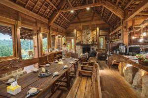 Khu vực ghế ngồi tại Sóc House Măng Đen