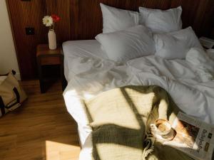 En eller flere senge i et værelse på Hôtel Fort St Laurent Lyon - Handwritten Collection