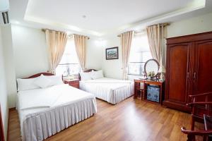 En eller flere senge i et værelse på Thuan Thanh Hotel + 18 billeder