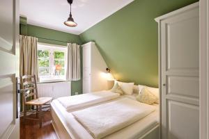 a bedroom with two beds and a window at Entennest im Witthüs in Nieblum