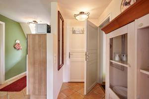 a hallway with a door leading into a room with green walls at Entennest im Witthüs in Nieblum