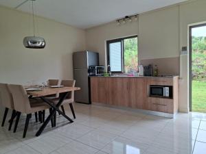 Køkken eller tekøkken på Modern 2BR Escape with 3 Pools at Mystic 7 Grand Gaube