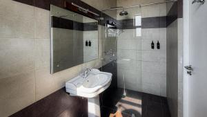 Koupelna v ubytování Mask & Tide + 20 fotografií