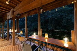 En balkon eller terrasse på 天然温泉旅館 繁花荘せせらぎ