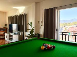 un soggiorno con tavolo da biliardo verde di Pai Local Apartment a Pai