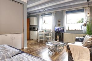 ein Wohnzimmer mit Sofa und Tisch in der Unterkunft Thulboden 2a in Heiligenhafen