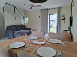 Et opholdsområde på Modern 2BR Escape with 3 Pools at Mystic 7 Grand Gaube