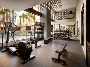 une salle de sport avec plusieurs tapis de course et machines dans un bâtiment dans l'établissement Fairmont Breakers Long Beach, à Long Beach