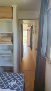 een gang die leidt naar een kamer met een bed en een gang bij Pasos del Dique in Cortaderas