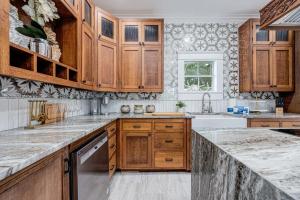 eine Küche mit Holzschränken und einer Spüle in der Unterkunft Oak & Ocean in Destin