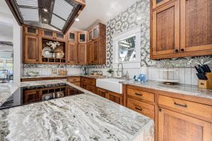 eine Küche mit Holzschränken und einer Marmorarbeitsplatte in der Unterkunft Oak & Ocean in Destin + 47 Fotos