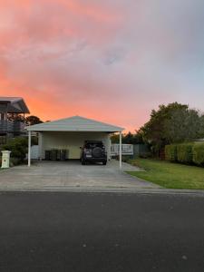 een garage met een auto erin geparkeerd bij Phillip Island Central Cowes Pet Friendly Wifi Linen Towels Included Beach House in Cowes