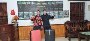 zwei Personen stehen mit ihrem Gepäck in einem Raum in der Unterkunft Tam Coc Family Hotel in Ninh Bình + 156 Fotos