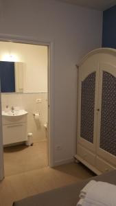 a bathroom with a sink and a toilet and a mirror at Fralillo House in Verona