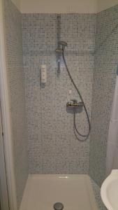 W łazience znajduje się prysznic i umywalka. w obiekcie Fralillo House w Weronie