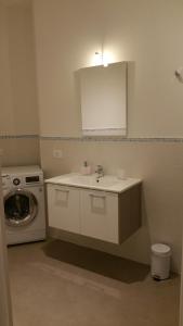 een badkamer met een wastafel en een wasmachine bij Fralillo House in Verona
