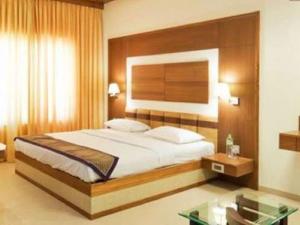Postel nebo postele na pokoji v ubytování Ponnis Grand Inn
