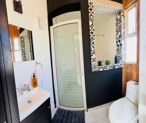 un bagno con lavandino e specchio di Casa Rinconcito Del Sol Alberca Climatizada a Tonatico