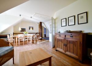 a living room with a table and a dining room at Im Apfelgarten in Oldsum